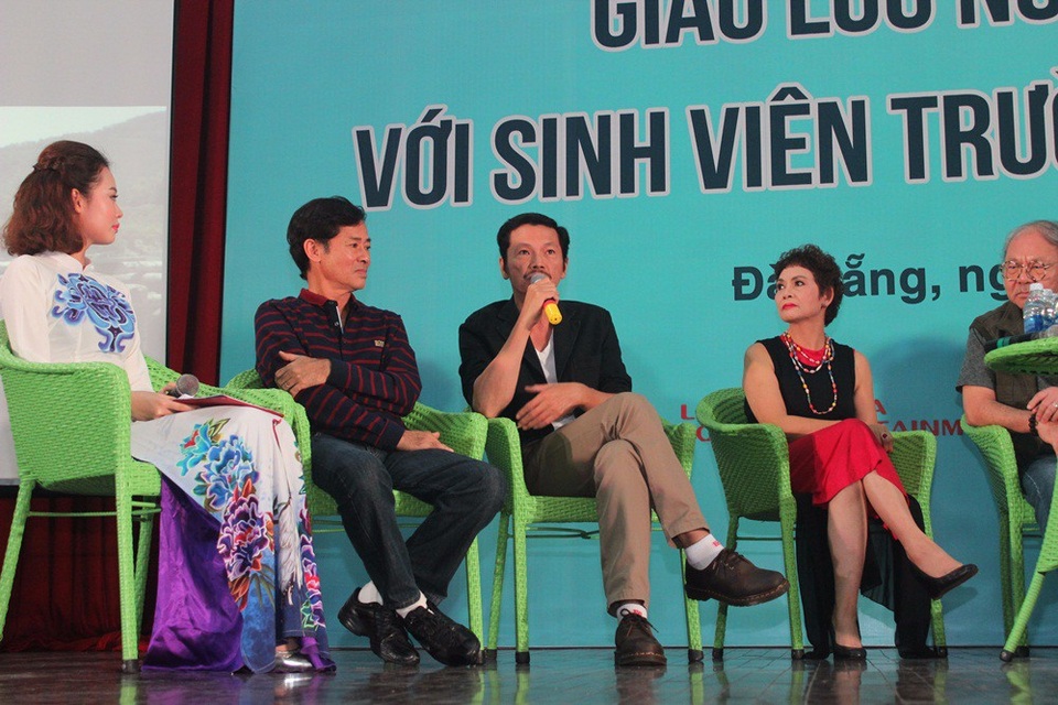 NSƯT Bùi Trung Anh - vai Lương Bổng trong phim Người phán xử (giữa) chia sẻ những câu chuyện làm nghề.