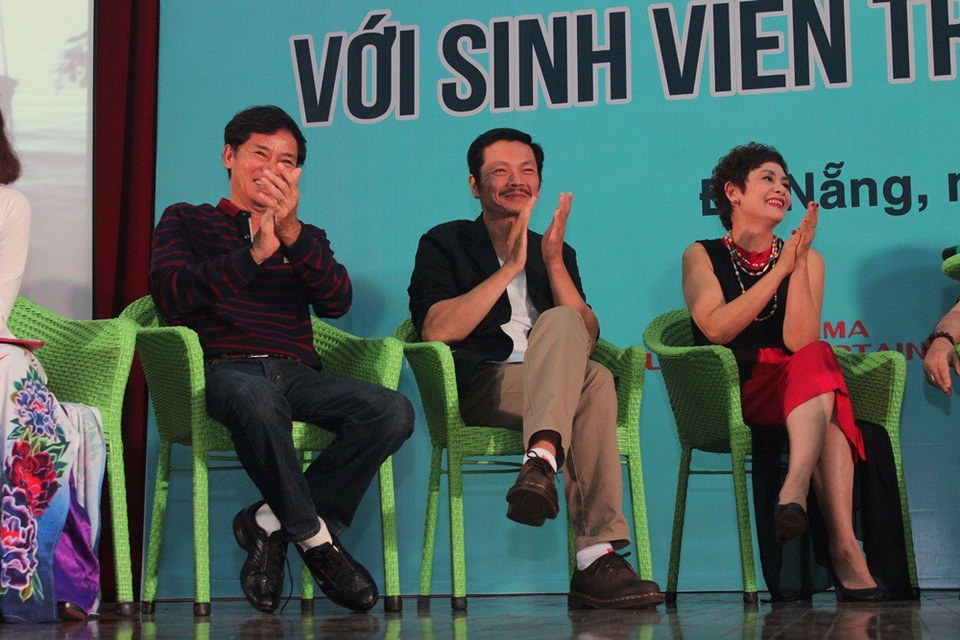 NSND Minh Châu (ngoài cùng bên phải) hài hước kể về “nguồn gốc” của việc hút được thuốc lào trong phim “Bí thư tỉnh ủy”.