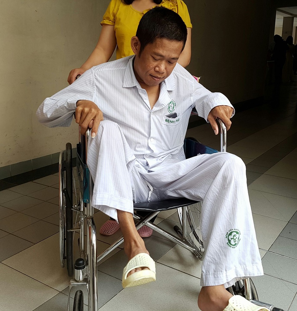 “Bất ngờ” đi lại được sau hơn nửa năm bị liệt hoàn toàn hai chân - 1 Sau ca phẫu thuật, từ chỗ liệt, anh Thành đã có thể điều khiển nhấc chân dễ dàng, đã tập đi lại được. Ảnh: H.Hải