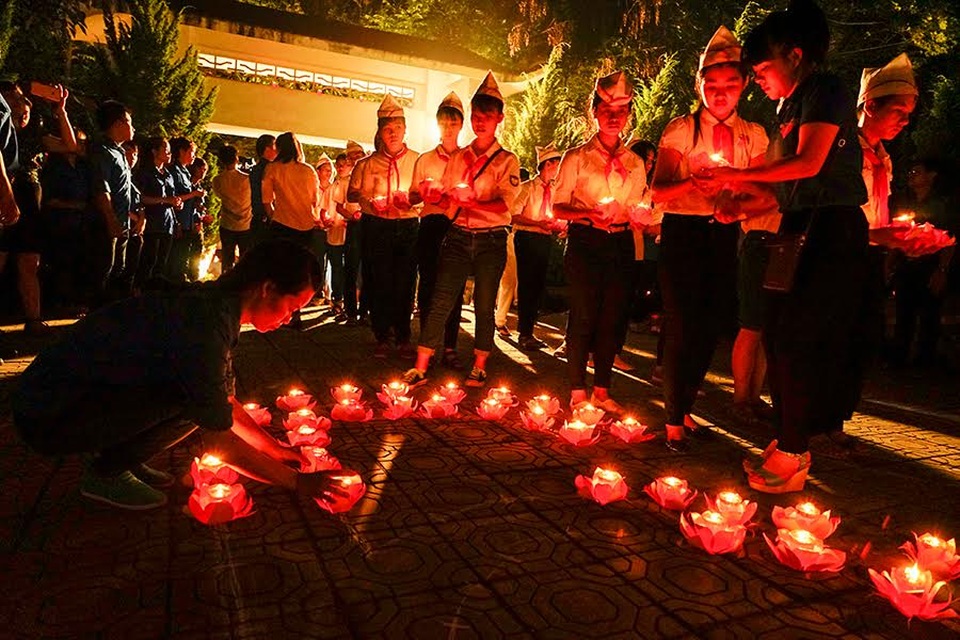 Các anh sống mãi với vùng biên giới Tổ quốc - 11
Tuổi trẻ các dân tộc tỉnh Lào Cai thắp nến tri ân các anh hùng liệt sĩ.
