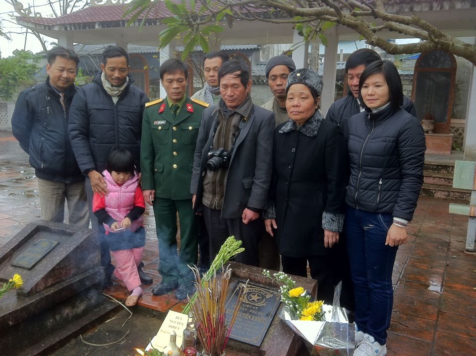 Các anh sống mãi với vùng biên giới Tổ quốc - 12
Các đồng nghiệp báo Lào Cai và gia đình thăm mộ liệt sĩ - nhà báo - nhà văn Bùi Nguyên Khiết, phóng viên Báo tỉnh Hoàng Liên Sơn (cũ) hy sinh anh dũng ngày 17/2/1979 khi đang cùng bộ đội chiến đấu dũng cảm bảo vệ chốt biên giới ở điểm cao 82 xã Tả Ngải Chồ, huyện Mường Khương, tỉnh Hoàng Liên Sơn (nay là tỉnh Lào Cai).