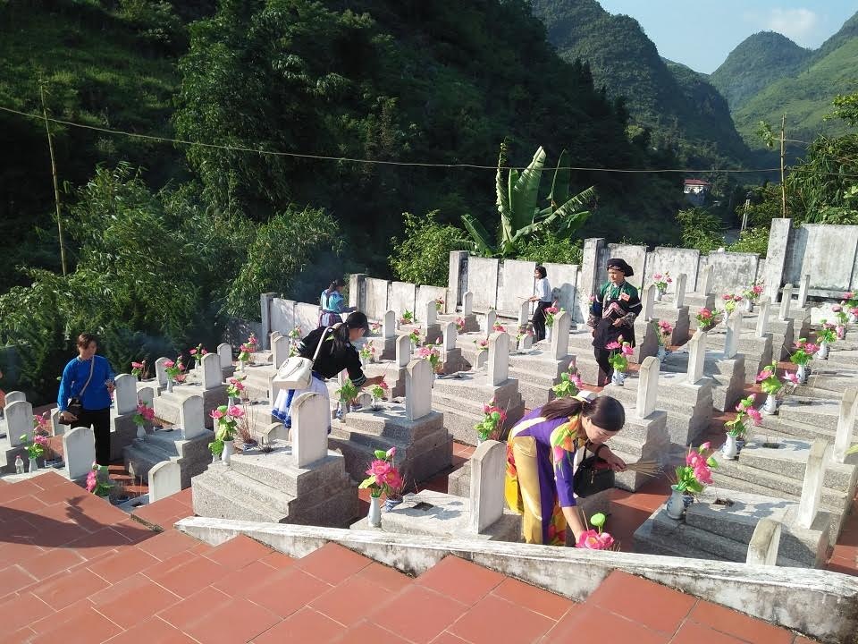 Các anh sống mãi với vùng biên giới Tổ quốc - 10
Nhân dân các dân tộc huyện biên giới Mường Khương thắp hương tưởng nhớ các anh hùng liệt sĩ ngã xuống vì biên giới Tổ quốc.
