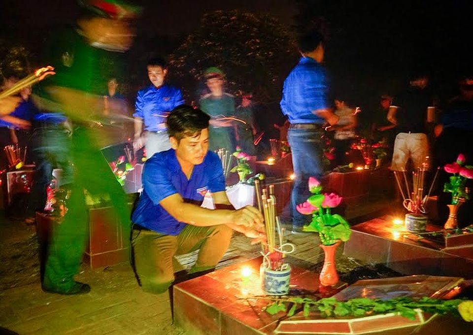 Các anh sống mãi với vùng biên giới Tổ quốc - 1
Các bạn trẻ thắp hương tưởng nhớ liệt sĩ ở nghĩa trang Nam Cường.