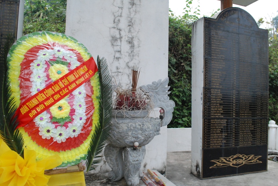 Các anh sống mãi với vùng biên giới Tổ quốc - 2
Nhà bia thờ các liệt sĩ hy sinh vì bảo vệ Tổ quốc tháng 2/1979 ở xã biên giới Quang Kim, huyện Bát Xát (tỉnh Lào Cai) là một trong số hàng chục nhà bia tưởng nhớ các anh hùng liệt sĩ hy sinh trong sự nghiệp giải phóng dân tộc và bảo vệ đất nước được xây dựng ở các xã biên giới của tỉnh Lào Cai.