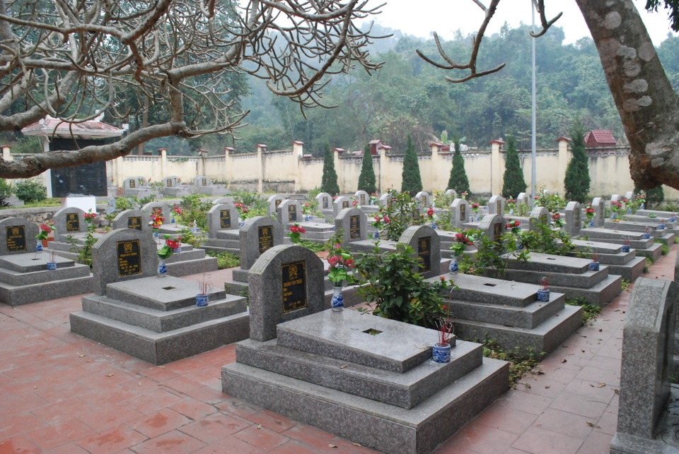 Các anh sống mãi với vùng biên giới Tổ quốc - 4
Nghĩa trang liệt sĩ Duyên Hải (thành phố biên giới Lào Cai) - nơi an nghỉ của các thế hệ liệt sĩ ngã xuống vì biên giới Tổ quốc - được khôi phục xây dựng khang trang sau ngày tái lập tỉnh Lào Cai 1/10/1991.