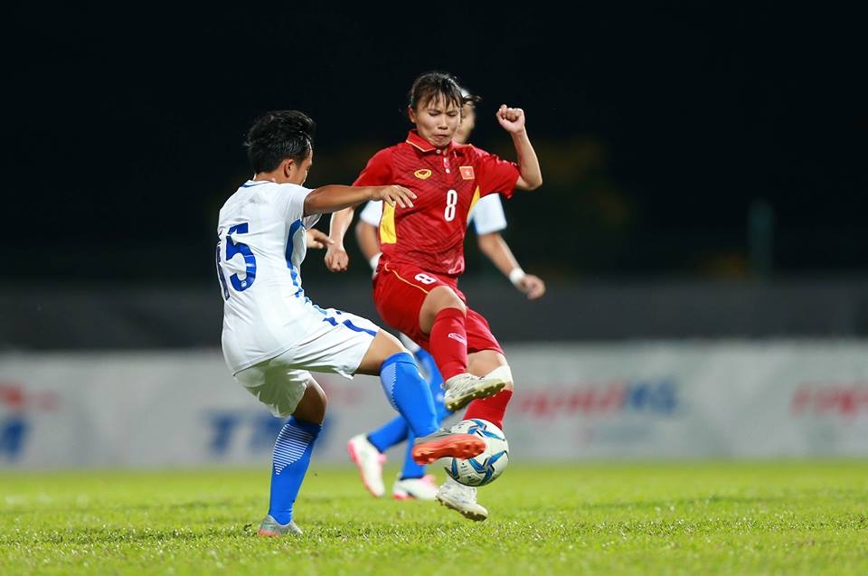 Hạ Malaysia 6-0, đội tuyển nữ Việt Nam giành HCV SEA Games 29 - 6
Nguyễn Thị Liễu (phải) tranh bóng với cầu thủ Malaysia, ảnh: Q.H
