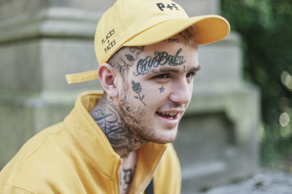 Ca sỹ 21 tuổi bị nghi chết vì sốc thuốc - 7
Lil Peep không chỉ là ca sỹ mà còn là người mẫu thời trang. Bạn gái cũ của Lil Peep, Bella Thorne nói, cô sẽ nhớ mãi về anh - người có nụ cười tỏa sáng cả căn phòng.