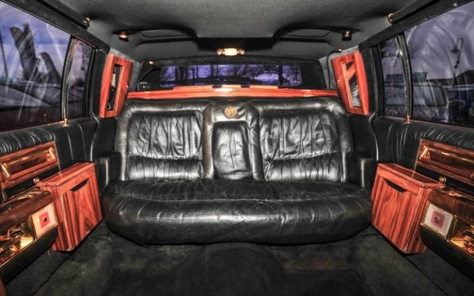 
Trên dựa lưng ghế bọc da có thêu huy hiệu mang tên ông Trump.
