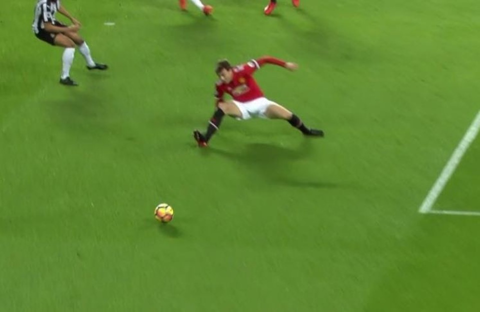 “Bom xịt” Lindelof lại mắc sai lầm, báo hại MU - 1 Victor Lindelof trượt chân tai hại