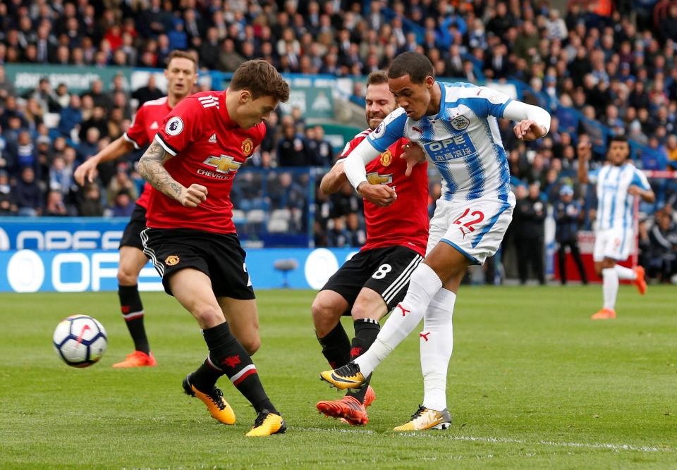 Man Utd: Hãy kiên nhẫn hơn với Victor Lindelof - 1 Lindelof mắc sai lầm tệ hại trong trận đấu với Huddersfield