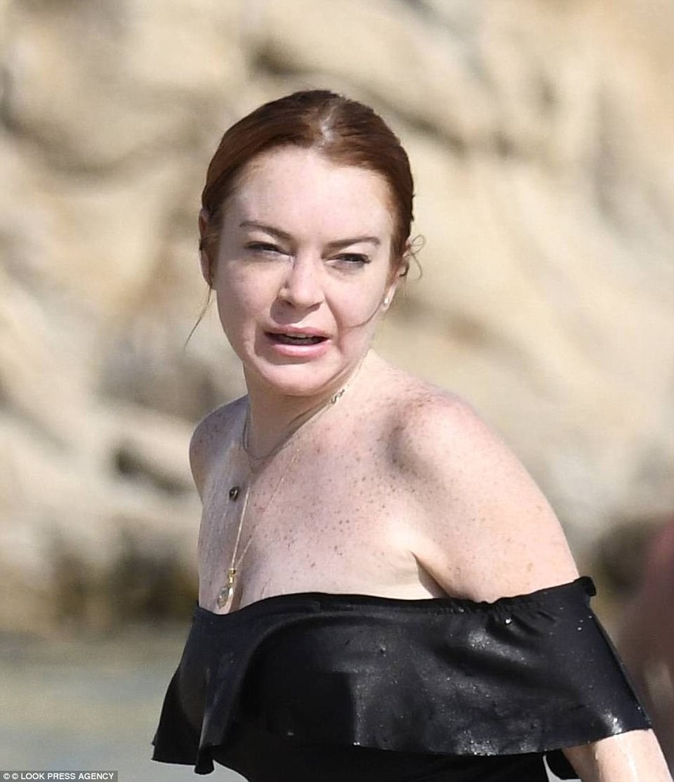 Lindsay Lohan lộ gương mặt già nua so với tuổi 30 - 2
Lindsay Lohan để lộ gương mặt hầu như không trang điểm. Cô thực sự già nua và xuống sắc hơn so với bạn bè đồng trang lứa.