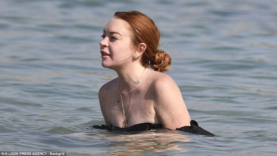 Lindsay Lohan lộ gương mặt già nua so với tuổi 30 - 3
Một năm trước, Lindsay và bạn trai cũ - Egor Tarabasov đã có những giây phút ngọt ngào nhưng rồi cũng rất cay đắng tại Hy Lạp. Cặp đôi cãi lộn và Egor Tarabasov đã ra tay đánh Lindsay Lohan. Sau trận cãi nhau này, cặp đôi đã chia tay và hủy hôn ước.
