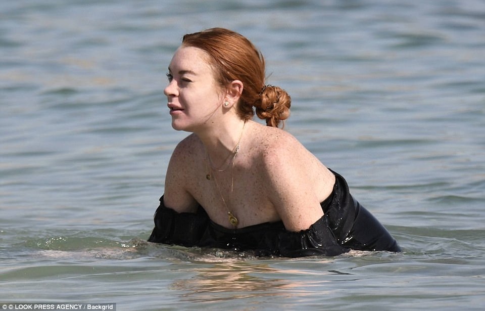 Lindsay Lohan lộ gương mặt già nua so với tuổi 30 - 8
Gần 3 năm qua, Lindsay Lohan không tham gia đóng phim, không có mặt tại các sự kiện. Cuộc sống của cô xoay quanh chuyện hò hẹn hay đi du lịch. Nhiều người tiếc nuối cho tài năng của Lindsay Lohan.