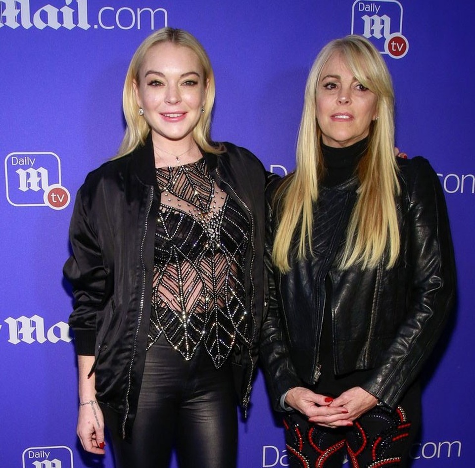 31 tuổi, Lindsay Lohan già nua và xuống sắc - 9
Năm ngoái, Lindsay gây ồn ào khi đính hôn rồi hủy hôn với bạn trai kém tuổi, con trai của một tỉ phú người Nga. Cô nghi ngờ bạn trai lăng nhăng và tố anh đánh đập, bạo hành cô trong thời gian hai người yêu nhau.