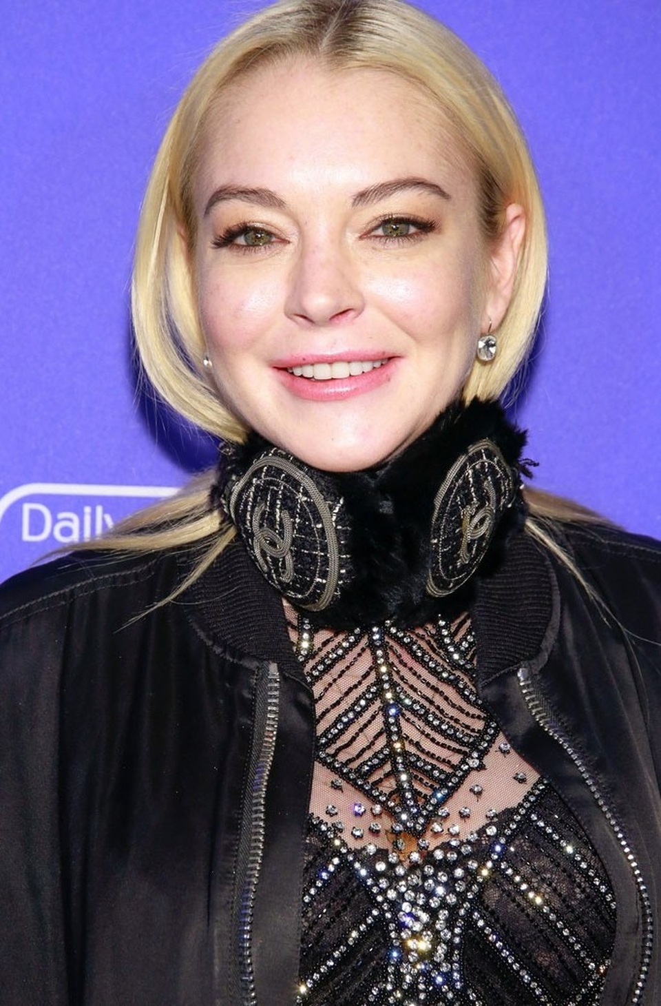 31 tuổi, Lindsay Lohan già nua và xuống sắc - 2
Nữ diễn viên 31 tuổi diện đồ xuyên thấu, quần jeans da và áo khoác cá tính. Tuy nhiên, bộ trang phục trẻ trung cũng không thể giúp cô cứu vãn vẻ ngoài già nua.