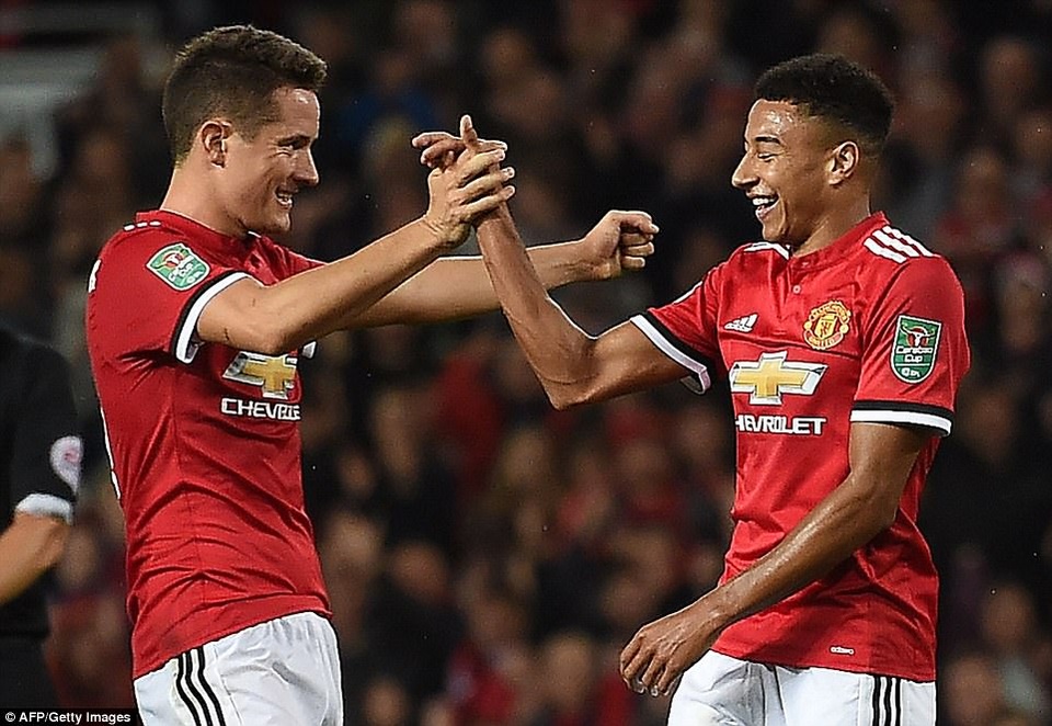 Man Utd 4-1 Burton Albion: Rashford lập cú đúp - 2
Lingard (phải) và Herrera (trái) ăn mừng bàn thắng thứ ba cho MU