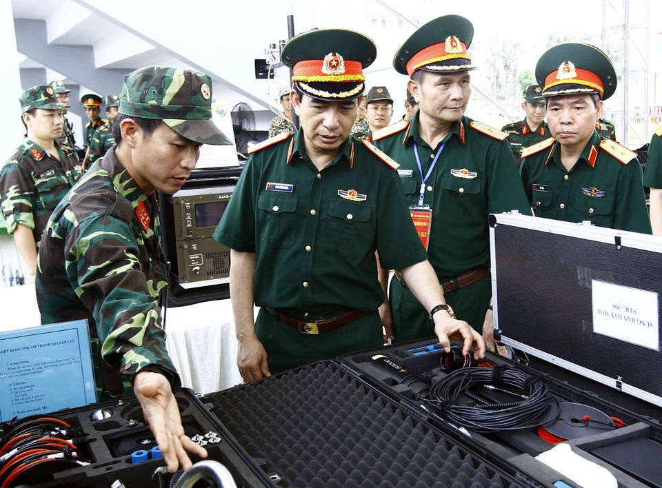 Xem bộ đội đặc công diễn tập chống khủng bố, giải cứu con tin - 1
Trung tướng Phan Văn Giang với các đại biểu thăm khu trưng bày vũ khí, thiết bị phục vụ chống khủng bố. Ảnh: An Đăng - TTXVN.