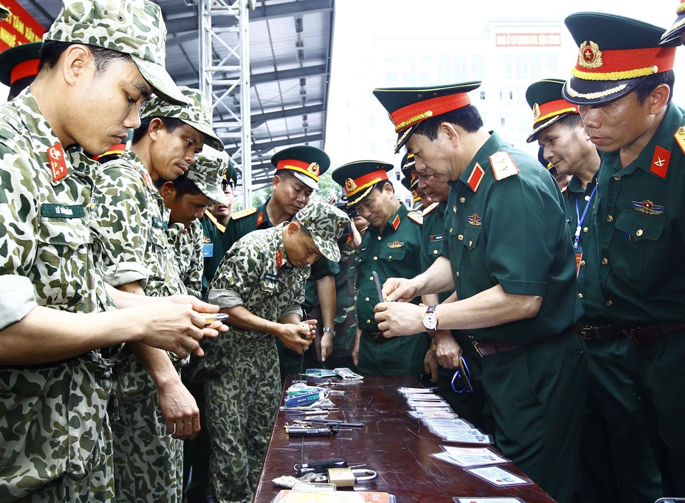 Xem bộ đội đặc công diễn tập chống khủng bố, giải cứu con tin - 2 Xem bộ đội đặc công diễn tập chống khủng bố, giải cứu con tin - 2