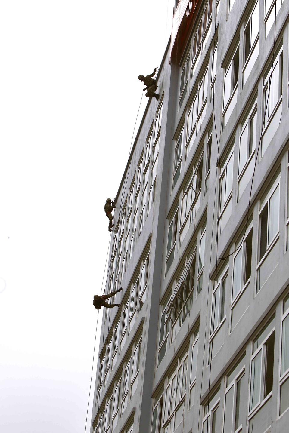 Xem bộ đội đặc công diễn tập chống khủng bố, giải cứu con tin - 3
Giải cứu con tin. Ảnh: An Đăng - TTXVN