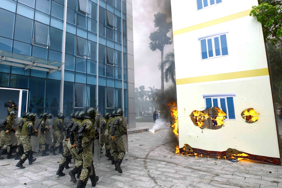 Xem bộ đội đặc công diễn tập chống khủng bố, giải cứu con tin - 4
Lao vào khu vực nguy hiểm giải cứu con tin.