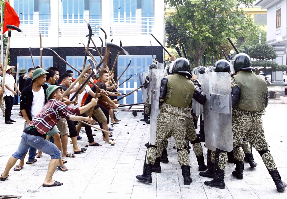 Xem bộ đội đặc công diễn tập chống khủng bố, giải cứu con tin - 5 Xem bộ đội đặc công diễn tập chống khủng bố, giải cứu con tin - 5