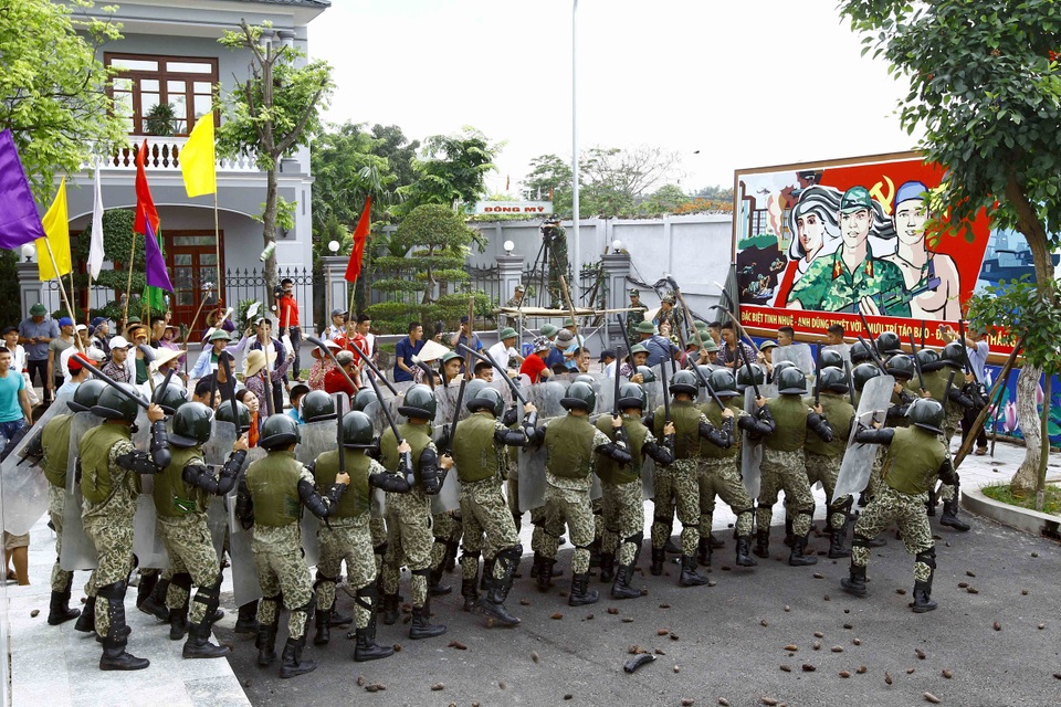 Xem bộ đội đặc công diễn tập chống khủng bố, giải cứu con tin - 6
Nội dung diễn tập chống biểu tình, bạo loạn. Ảnh: An Đăng - TTXVN