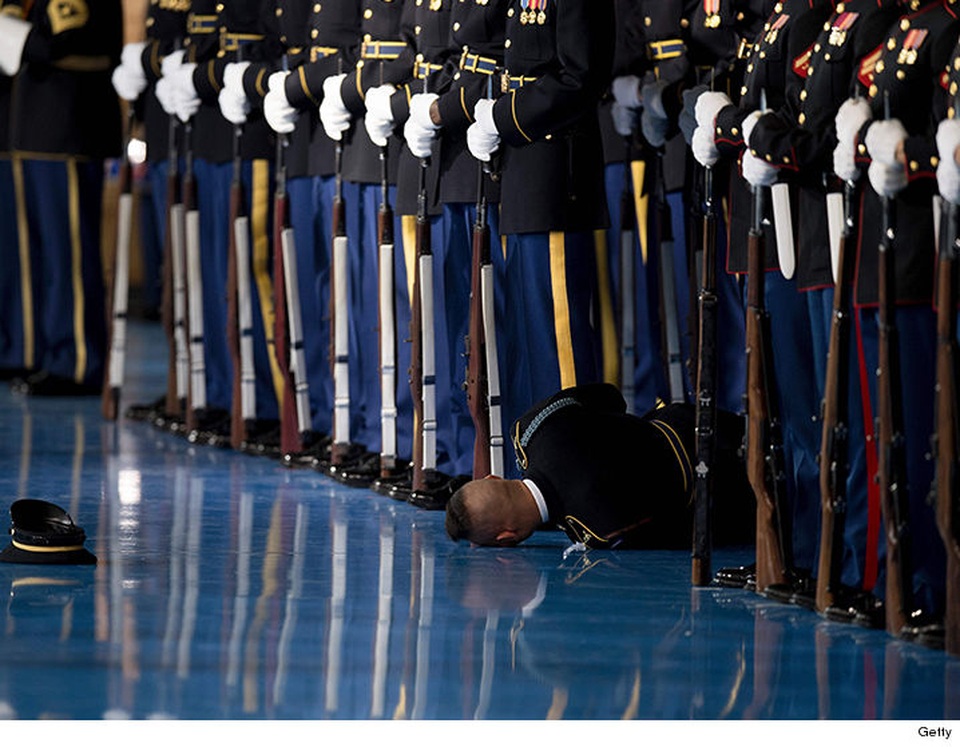 Lính Mỹ ngất xỉu trong lễ chia tay Tổng thống Obama - 1 Lính Mỹ ngất xỉu trong buổi lễ chia tay các lực lượng vũ trang của Tổng thống Obama (Ảnh: Getty)