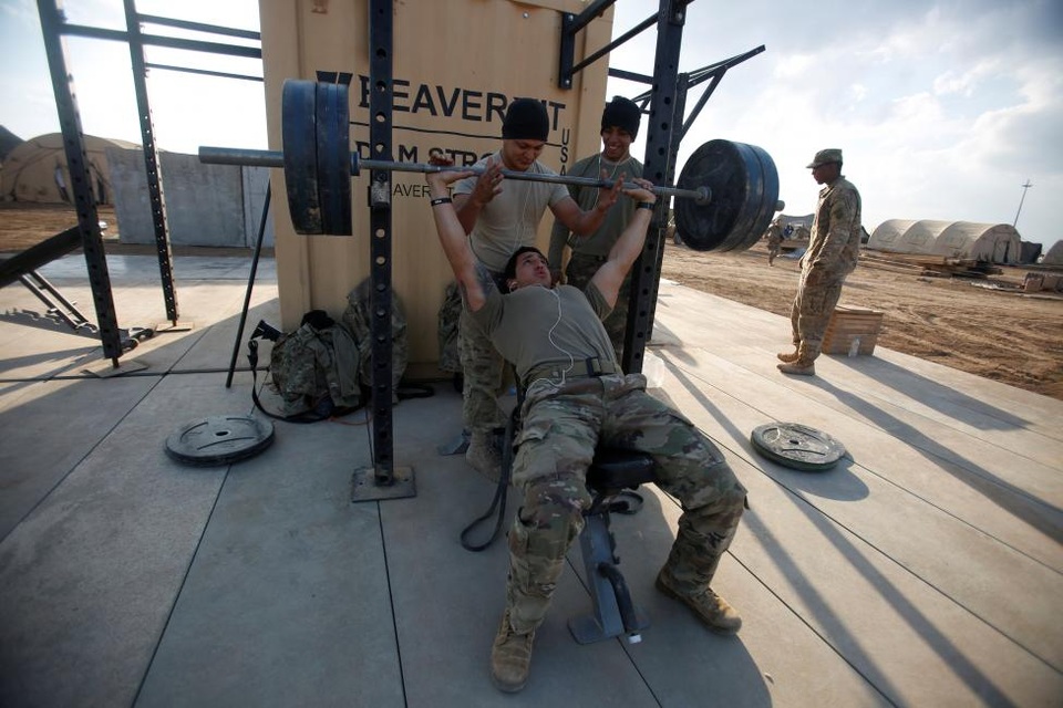 Cuộc sống nơi chiến trường của binh sĩ Mỹ tại Iraq - 1
Các binh lính Mỹ thuộc Lữ đoàn 2, Sư đoàn Không vận 82 giúp nhau nâng tạ tại một khu tập luyện thể hình tự tạo bên trong một căn cứ quân sự ở phía bắc thành phố Mosul, Iraq.