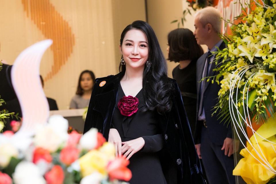 “Chim công” Linh Nga xuất hiện rạng rỡ sau khi thắng kiện chồng cũ - 1 “Chim công” Linh Nga xuất hiện rạng rỡ sau khi thắng kiện chồng cũ - 1