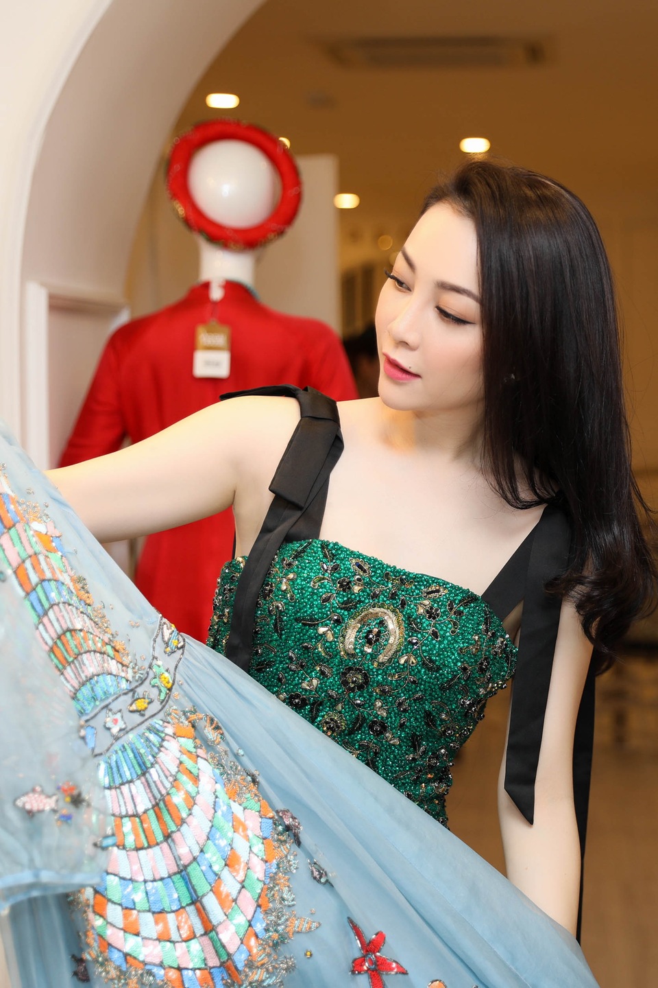 "Chim công làng múa" Linh Nga trải lòng sau những biến cố cuộc đời - 3 Để tái xuất vào đêm 10/7, chim công làng múa đầu tư cầu kì trang phục với hình ảnh lộng lẫy nhất.