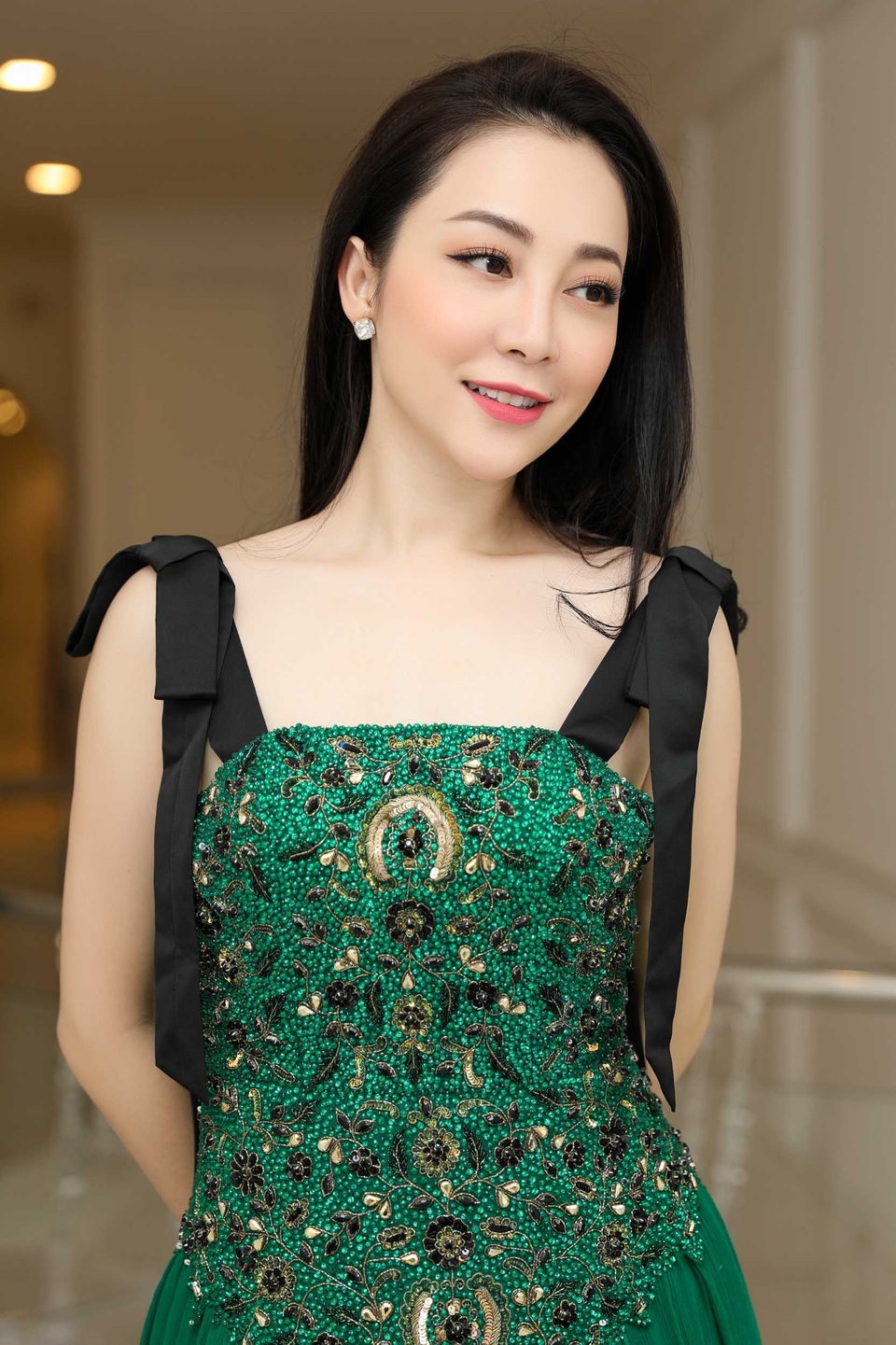 "Chim công làng múa" Linh Nga trải lòng sau những biến cố cuộc đời - 1 Linh Nga cho rằng, dù cuộc sống hanh phúc hay vui vẻ vẫn phải hướng về phía trước.