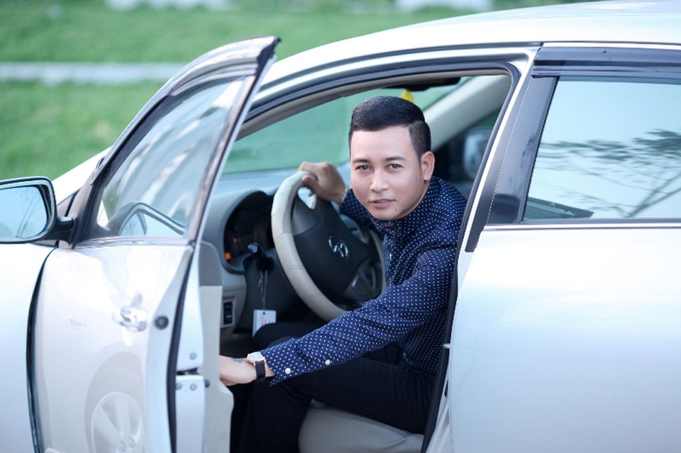 Ngỡ ngàng chuyện ca sĩ hát đám cưới được tặng "đất vàng" và xế hộp - 2 Linh Nguyễn đã rất bất ngờ khi được nữ đại gia Lào Cai tặng xe hơi sau khi biểu diễn trong đám cưới con gái bà. Ảnh: L.N.