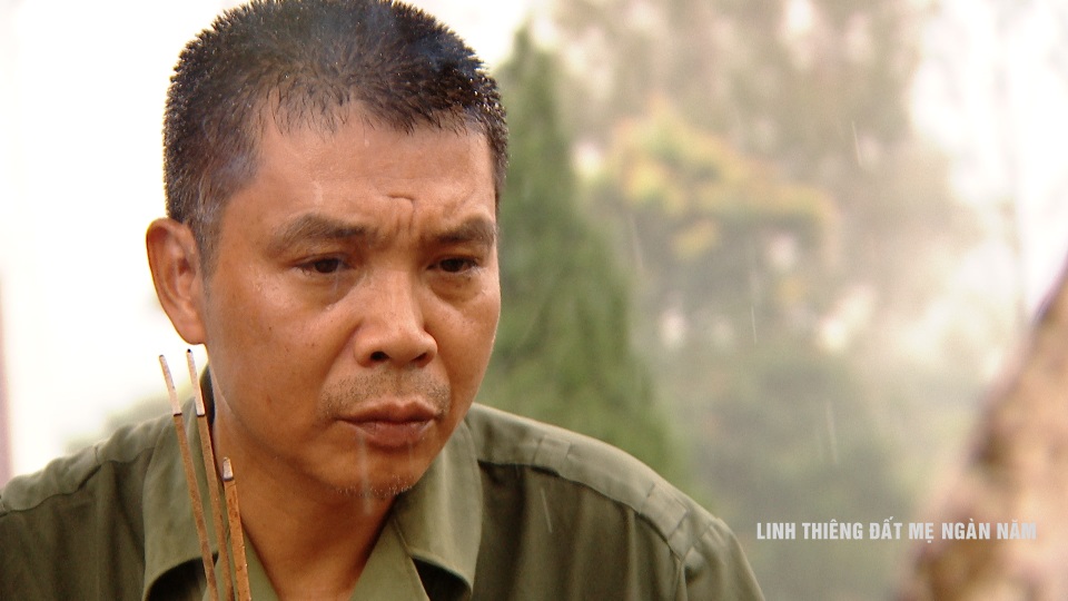Chương trình truyền hình đặc biệt “Linh thiêng đất mẹ ngàn năm” - 3 Những phút giây trầm ngầm của những người cựu chiến binh bên những nấm mồ đồng đội.