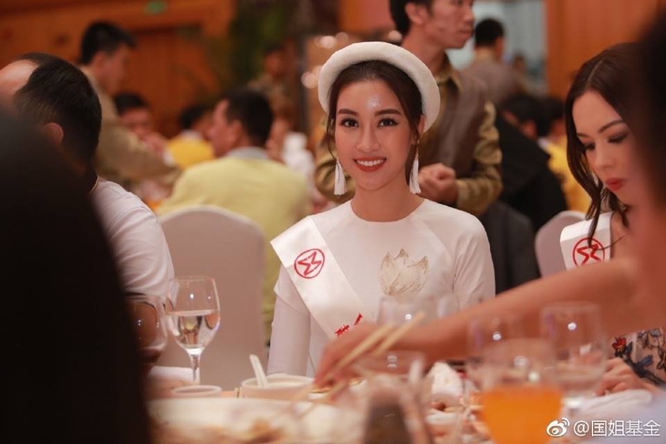Hoa hậu Mỹ Linh diện áo dài trắng trong tiệc từ thiện của Hoa hậu Thế giới 2017 - 2
Mỹ Linh chọn áo dài trắng cho tiệc từ thiện.
