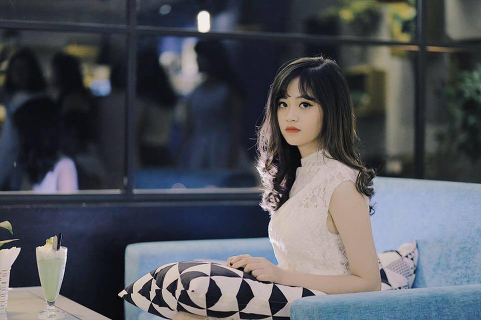 Nữ sinh Hàng không xinh xắn đến từ Lào Cai - 2 Với ngoại hình xinh xắn, Khánh Linh vừa xuất hiện trên một số fan page nổi tiếng trên mạng xã hội.