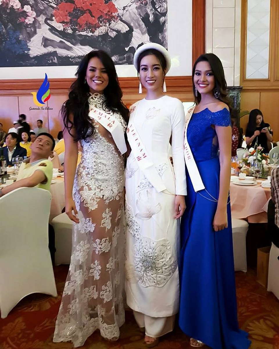 Hoa hậu Mỹ Linh diện áo dài trắng trong tiệc từ thiện của Hoa hậu Thế giới 2017 - 1
Mỹ Linh (giữa) bên đại diện của Guatemala (trái) và Ecuador.