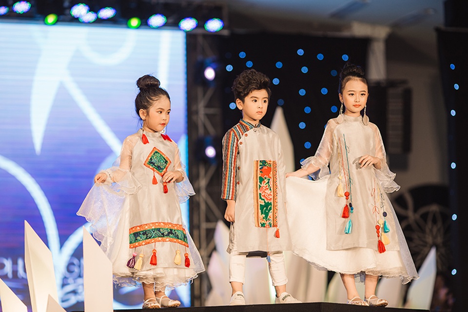 100 mẫu nhí tự tin sải bước trên sàn catwalk - 1 100 siêu mẫu nhí nổi tiếng khắp cả nước cùng nhau tham gia tranh tài trong một cuộc thi.