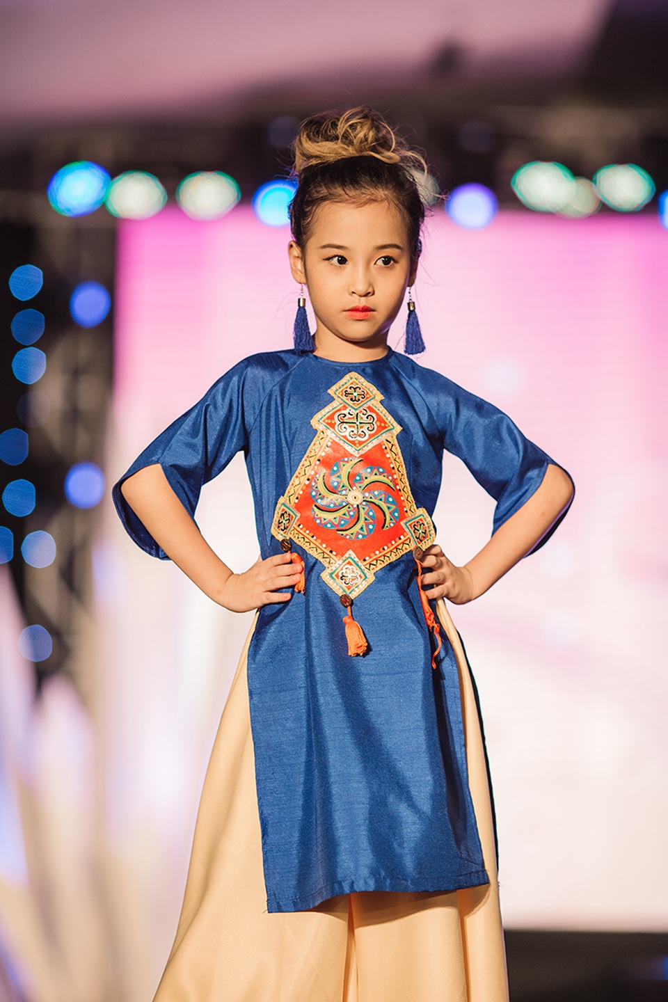 100 mẫu nhí tự tin sải bước trên sàn catwalk - 4 Buổi trình diễn có sự góp mặt của các “siêu mẫu nhí” như: Minh Đức, Khánh Linh, Hữu Nhật, Huyền Vy, Bảo Huy, Gia Linh, Minh Trí… Những cái tên này đã quen thuộc đối với khán giả bởi độ phủ sóng rộng khắp các chương trình nghệ thuật dành cho thiếu nhi.