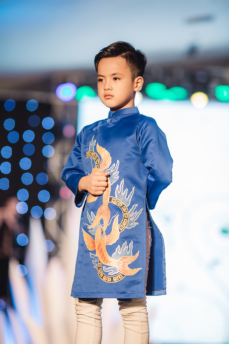 100 mẫu nhí tự tin sải bước trên sàn catwalk - 6 Tại đây, các bé được gặp gỡ, giao lưu và học hỏi. Bên cạnh việc được đầu tư chuyên môn một cách chuyên nghiệp, chương trình còn có các thử thách giúp các bạn nhỏ phát triển về trí-thể-mỹ; rèn luyện trong môi trường khắc nghiệt nhưng không kém phần thú vị sẽ giúp các bạn thể hiện được tài năng, sự tự tin cũng như bản lĩnh của chính mình.