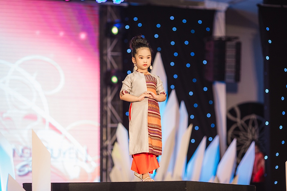 100 mẫu nhí tự tin sải bước trên sàn catwalk - 7 Trang phụ các mẫu nhí trình diễn nằm trong bộ sưu tập của các nhà thiết kế: Phương Nguyễn Silk, Akina Kids, AZ Bridal...