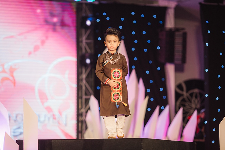 100 mẫu nhí tự tin sải bước trên sàn catwalk - 8 Phong thái trình diễn thời trang truyền thống