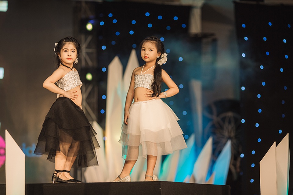 100 mẫu nhí tự tin sải bước trên sàn catwalk - 9 và thời trang hiện đại sáng tạo mang những màu sắc khác nhau.