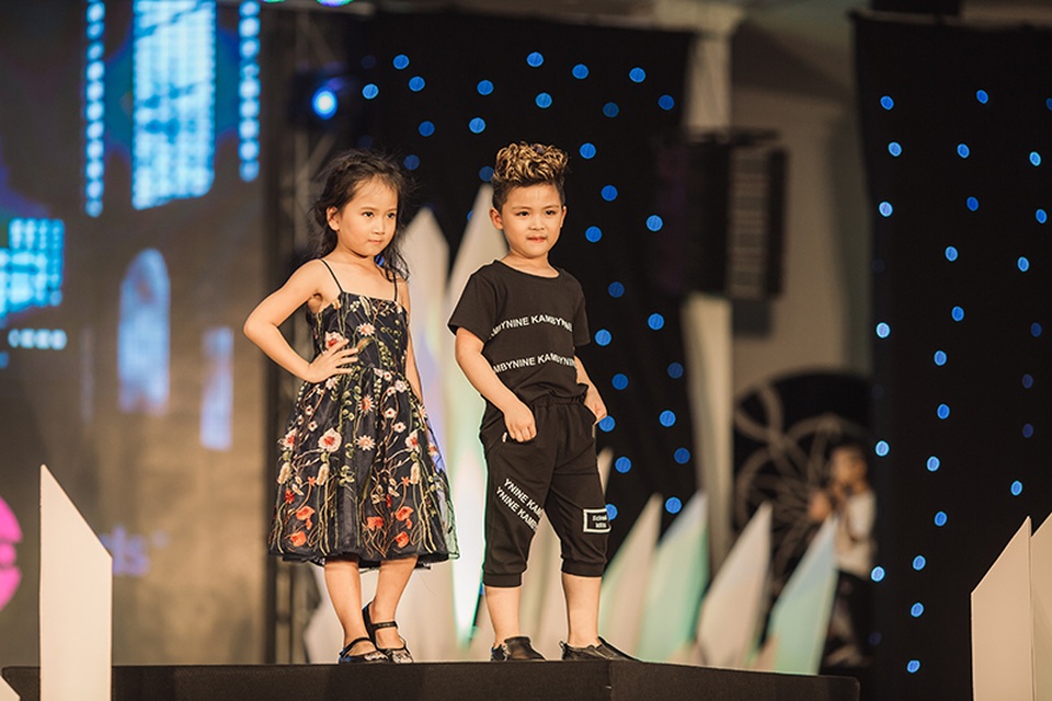 100 mẫu nhí tự tin sải bước trên sàn catwalk - 10 Các mẫu nhí rất tự tin
