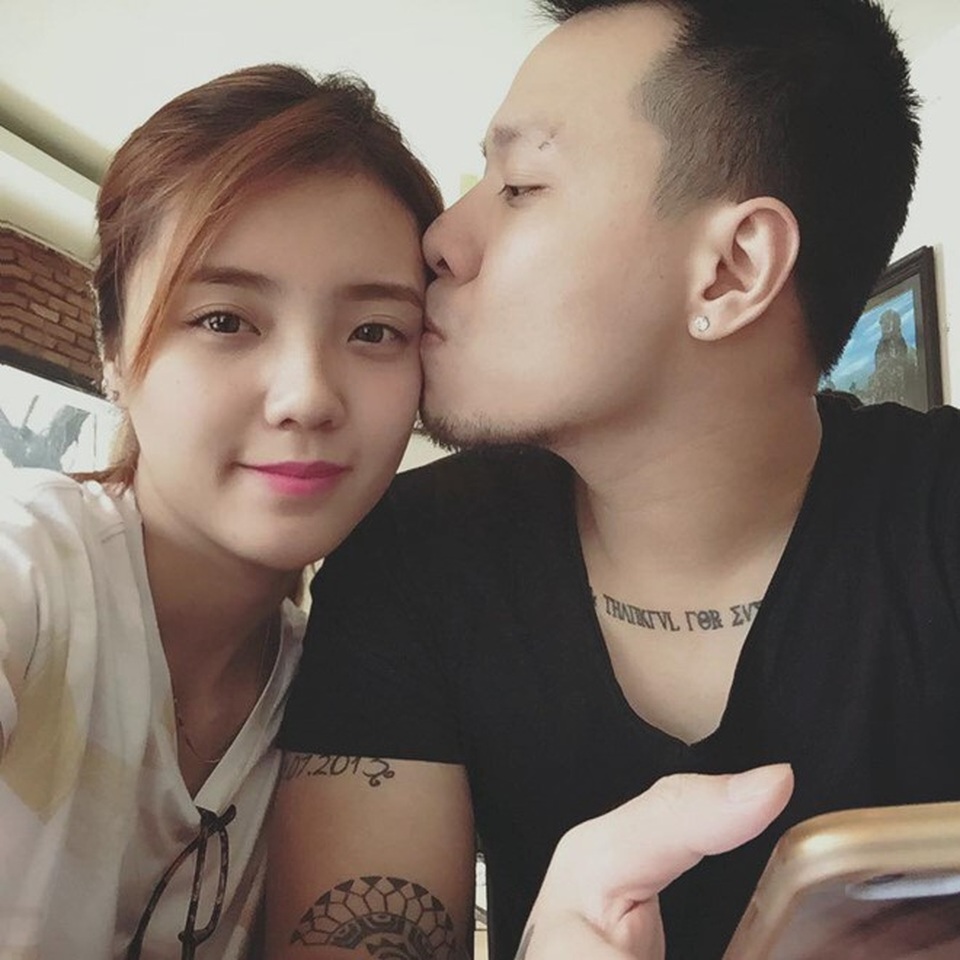 Chăm quay video livestream quảng cáo, hot girl bỏ túi "ngàn đô" - 3 Lâm Á Hân từng livestream cãi nhau với chồng sau đó lại livestream bán hàng online khiến nhiều fans bức xúc, cho rằng cô nàng cố tình tạo phốt để câu kéo sự chú ý.