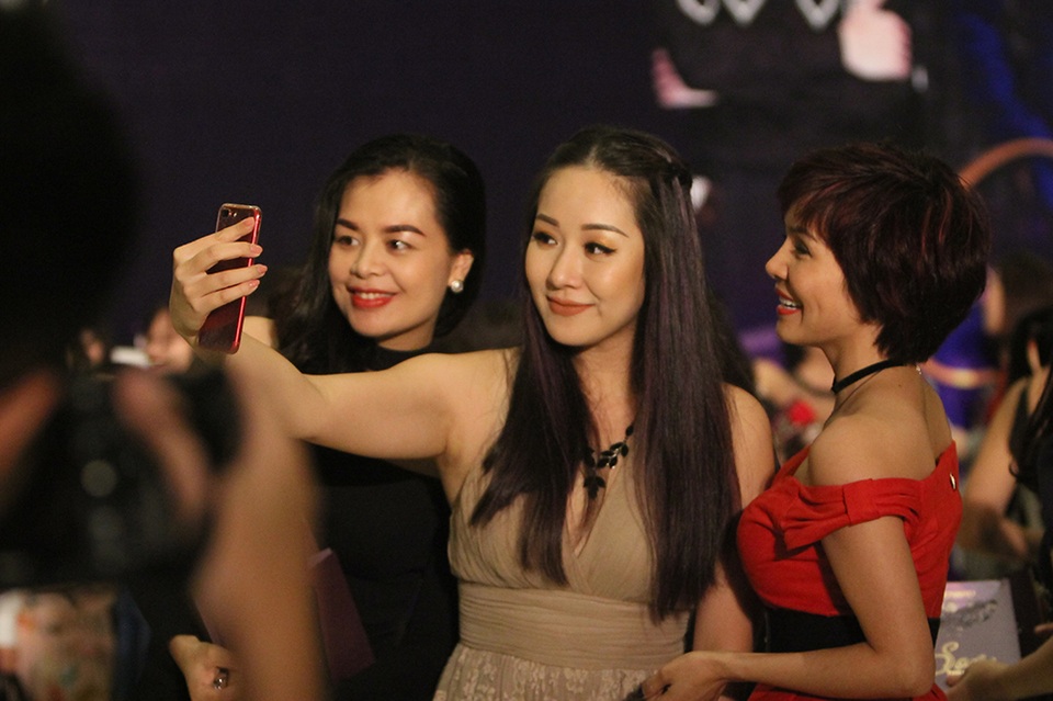 Ngô Phương Lan tâm sự về chồng Tây và một năm vực dậy sau nỗi đau - 11 Ngô Phương Lan selfie cùng mọi người.