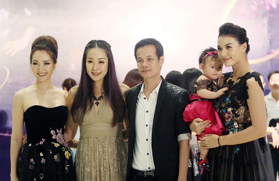 Ngô Phương Lan tâm sự về chồng Tây và một năm vực dậy sau nỗi đau - 4 Ngô Phương Lan rạng rỡ bên những người bạn trong showbiz.
