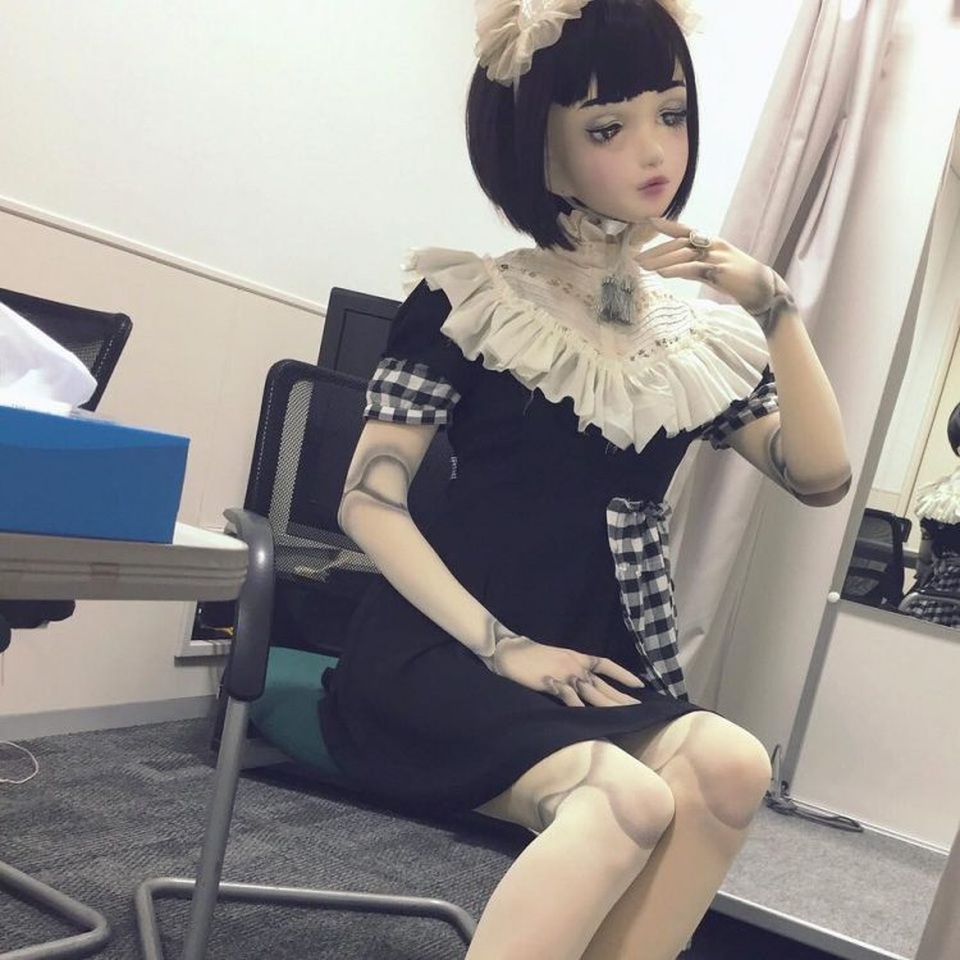 Rối trí với người mẫu giống búp bê đến không thể phân biệt được - 3 Rối trí với người mẫu giống búp bê đến không thể phân biệt được - 3