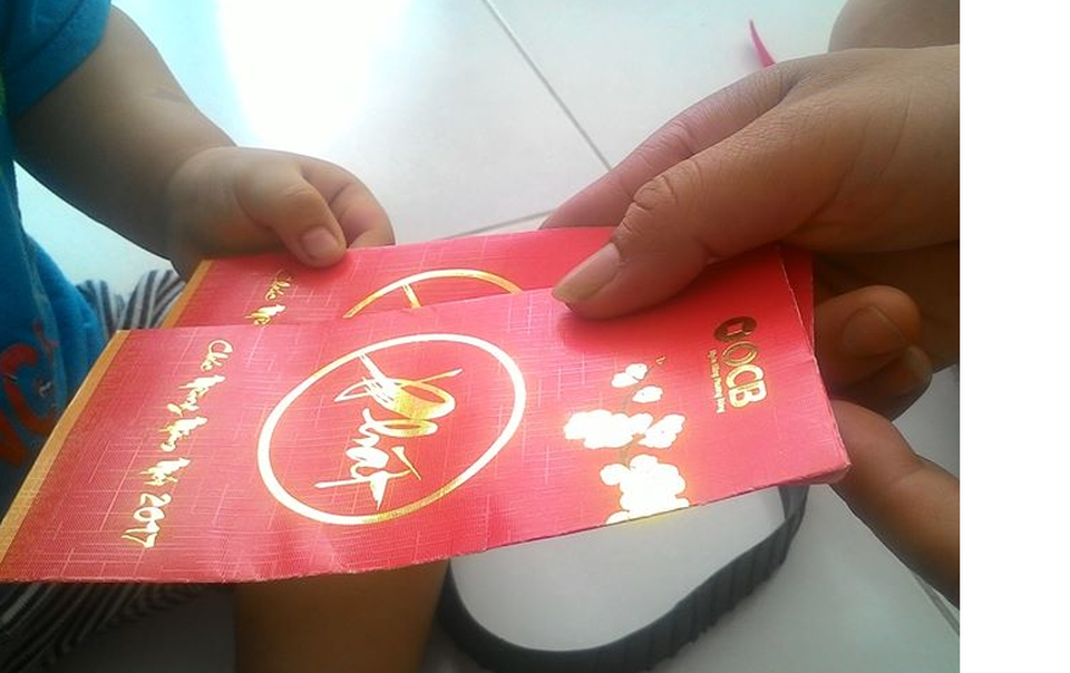 “Méo mặt” vì con bình phẩm tiền lì xì trước mặt khách - 1 Người lớn gặp không ít tình huống oái oăm khi con trẻ nhận tiền xì lì