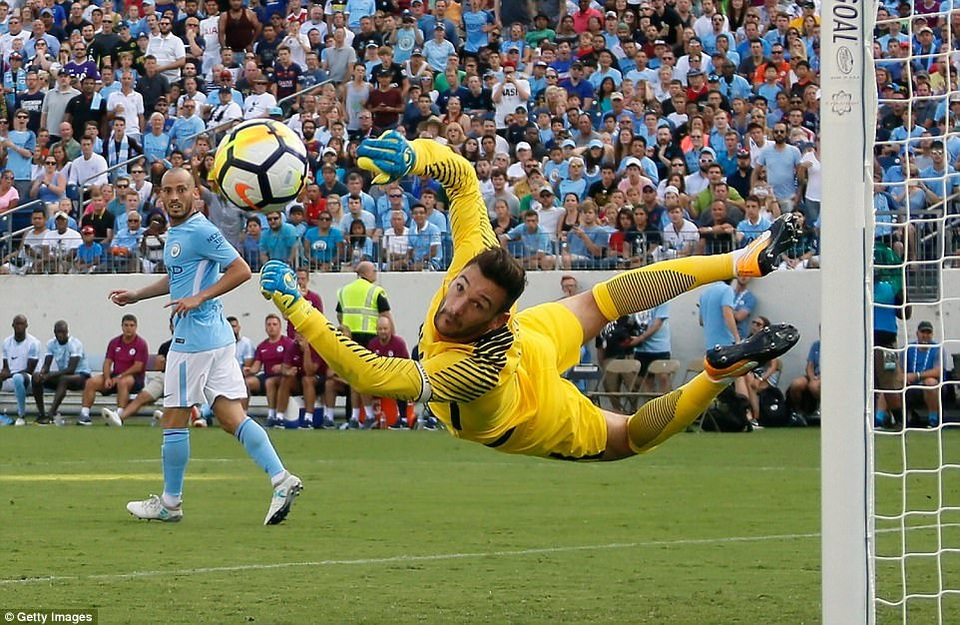 Man City 3-0 Tottenham: Đẳng cấp vượt trội - 2
Lloris khốn khổ trước hàng tá cú sút của Man City