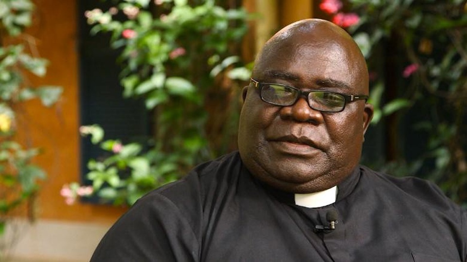 Lộ diện người thuyết phục Tổng thống Zimbabwe từ chức sau 37 năm cầm quyền - 2
Linh mục Fidelis Mukonori (Ảnh: Getty)